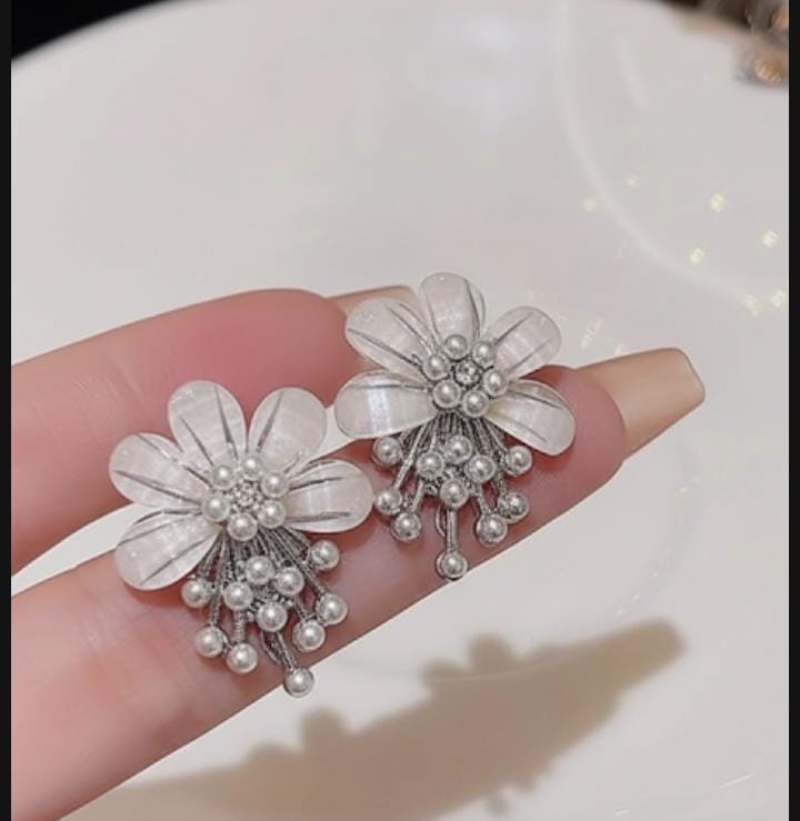 ZJX-162 Flower Pearl Korean Earrings – Elegant Design, Stylish Fashion Accessory for Women