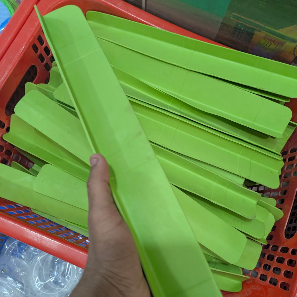 Silicone Sink Splash Guard For Kitchen And Bathroom Flexible Water Splash Stopper - 12 Inch (Random Color)
