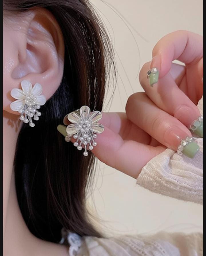 ZJX-162 Flower Pearl Korean Earrings – Elegant Design, Stylish Fashion Accessory for Women