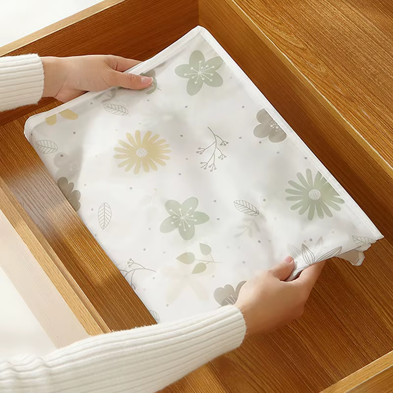 Quilt Storage Bag Waterproof Closet Organizers Zipper Folding Organizer Durable Clothing Packaging Plastic Bags for Storing Coats, Jackets Home Use Pillows, Blankets (Random Design)