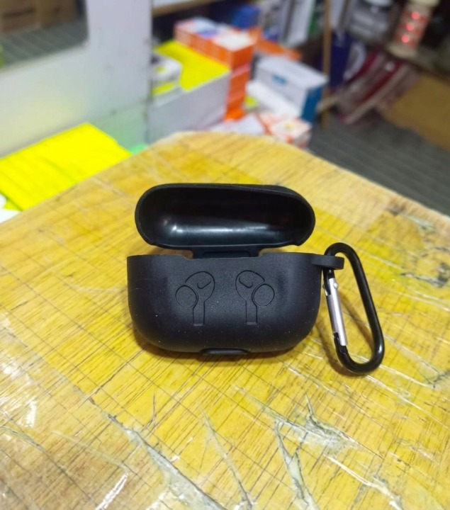 Shockproof Silicone AirPods Case - Textured Protective Skin with Keychain (Random colors)