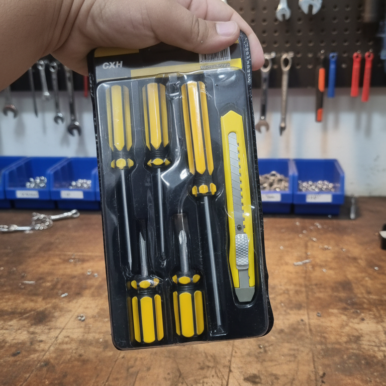 Set of 5 Screwdrivers &amp; 1 Cutter – High Quality Hand Tool Kit with 2 Straight, 3 Cross Screwdrivers &amp; Sharp Cutter for Household and DIY Use
