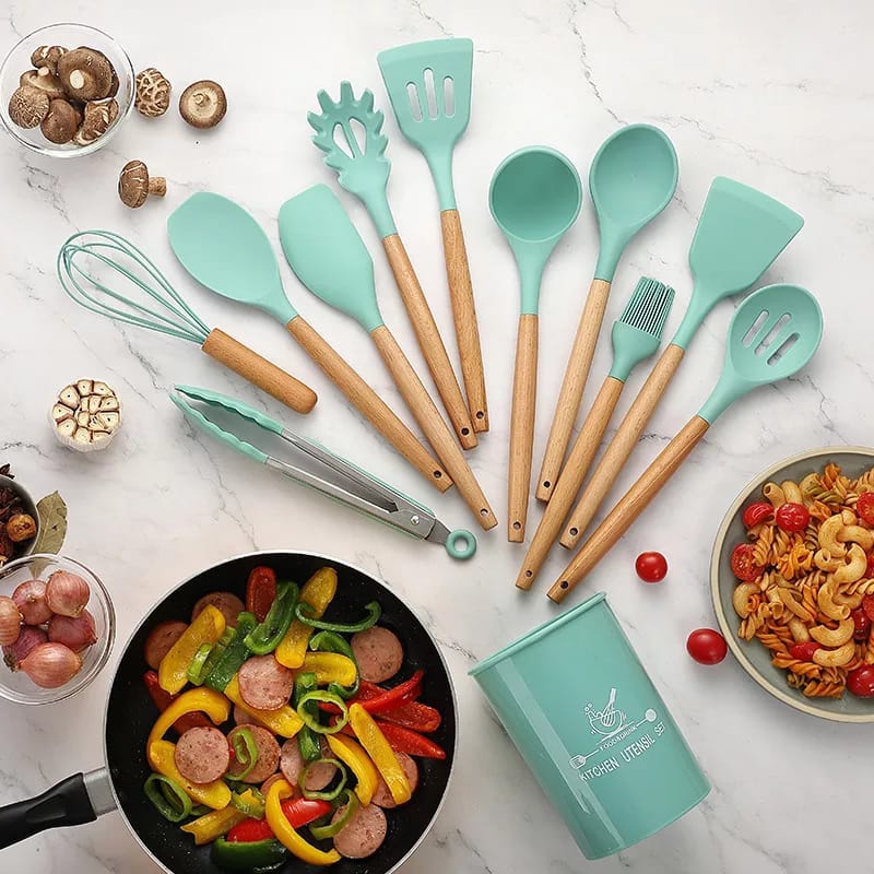 12 pcs set Wooden Handle Silicone Kitchen Utensils With Storage Bucket High Temperature Resistant And Non Stick Pot Spatula Spoon( random color )