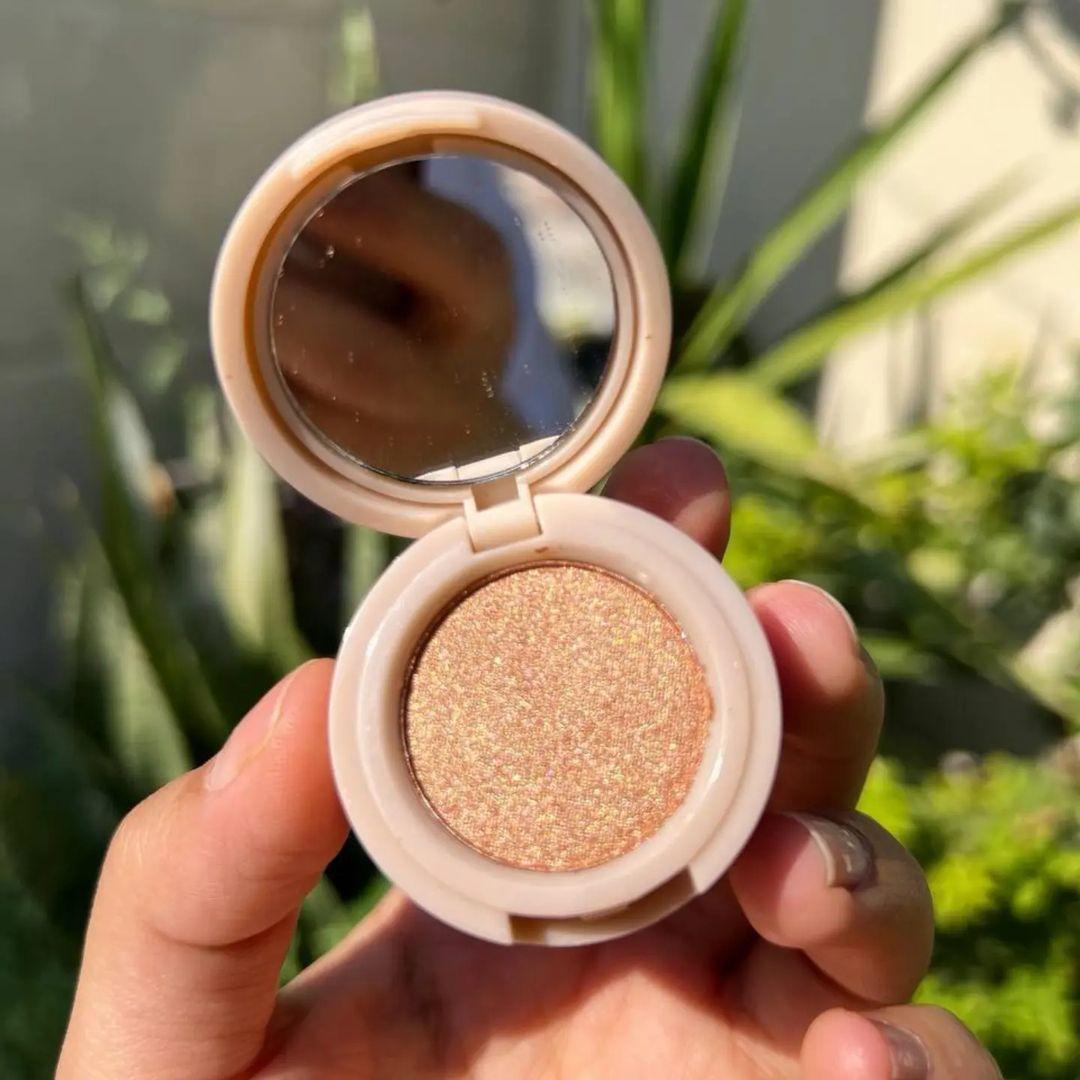 Mocallure 3 in 1 blusher highlighter kit Package Includes: 1 x Blusher Highlighter Kit Product Feature: Glowy, 2 in 1 (Random color)