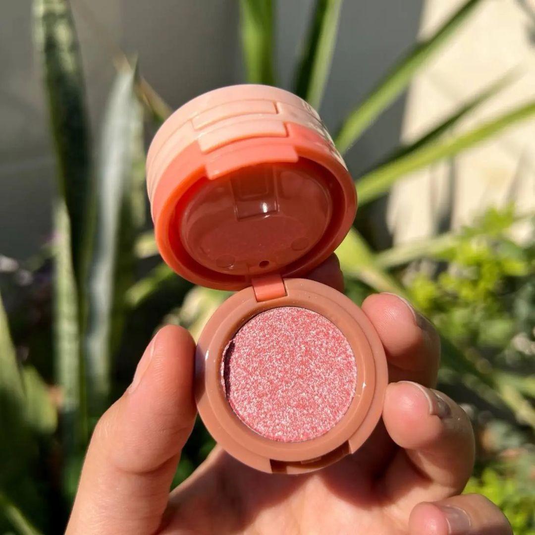 Mocallure 3 in 1 blusher highlighter kit Package Includes: 1 x Blusher Highlighter Kit Product Feature: Glowy, 2 in 1 (Random color)