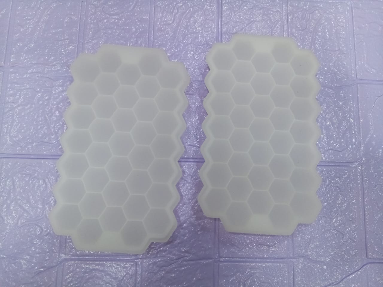 Silicone Ice Cube Tray 37 Grid Ice Cube Mold with Lid Honeycomb Ice Maker Reusable Ice Container for  Coffee Juice (Random Color)