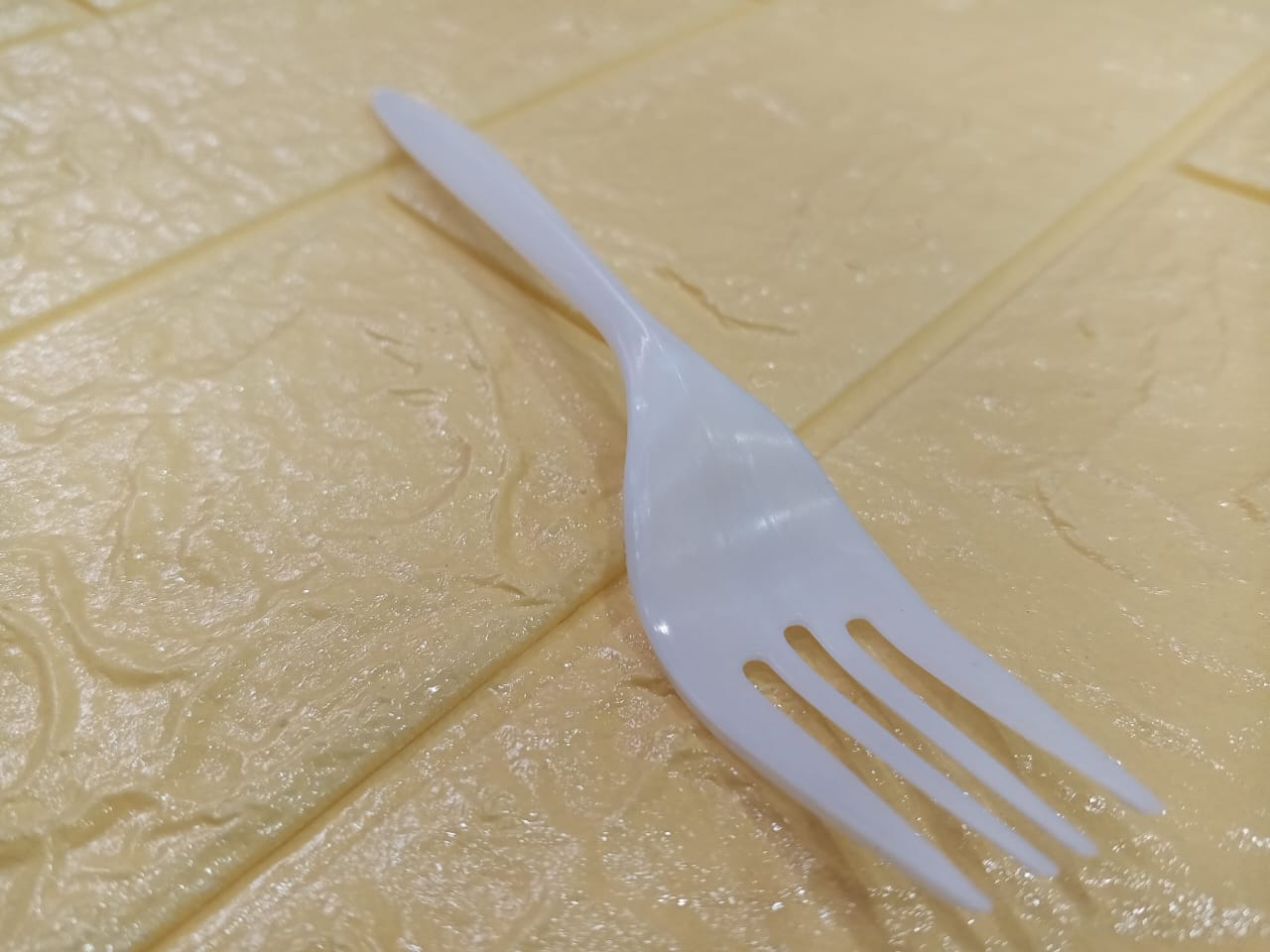 24pcs Imported Disposable Plastic Fork Party Cutlery Fork Birthday Party Tableware for Cake Dessert (Mixed colour)