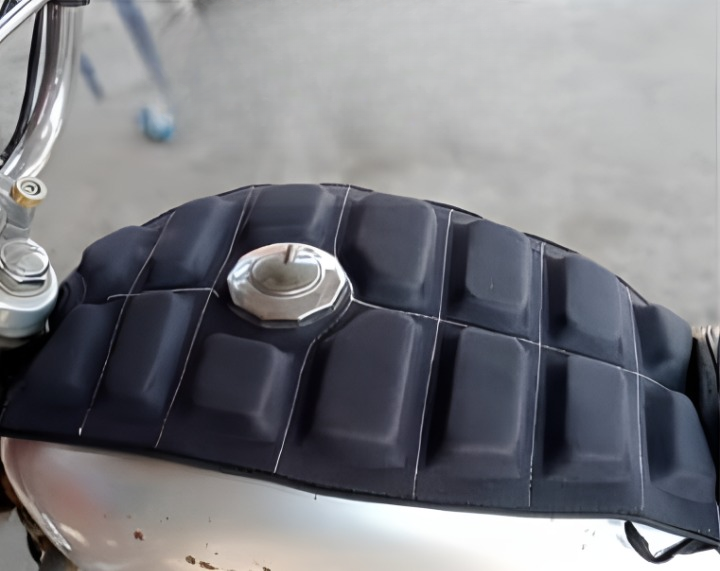 Universal Waterproof Motorcycle Fuel Tank Cushion – Premium Relaxer Tanki Pad &amp; Protective Cover for All Bikes | Anti-Slip, Shock-Absorbing, Weather-Resistant Pad for Comfortable Riding on Any Terrain