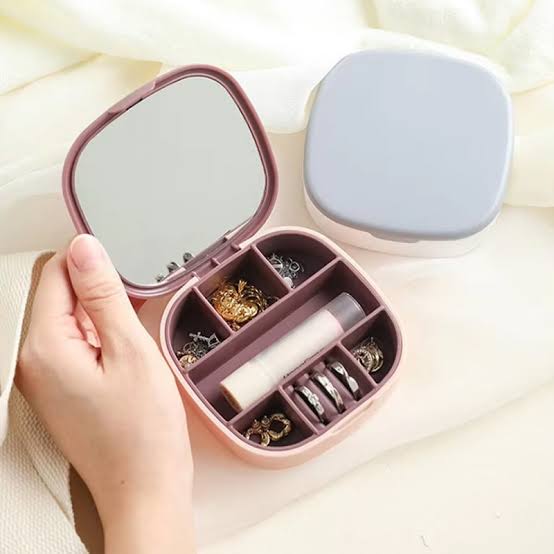 Small Jewellery Box, Jewellery Box, Portable Jewellery Box, Girls' Earrings, Cut Necklace Box, Can Be Placed in the Bag of the Bag at Home (Pink Or Silver Colors) (Random Colors)