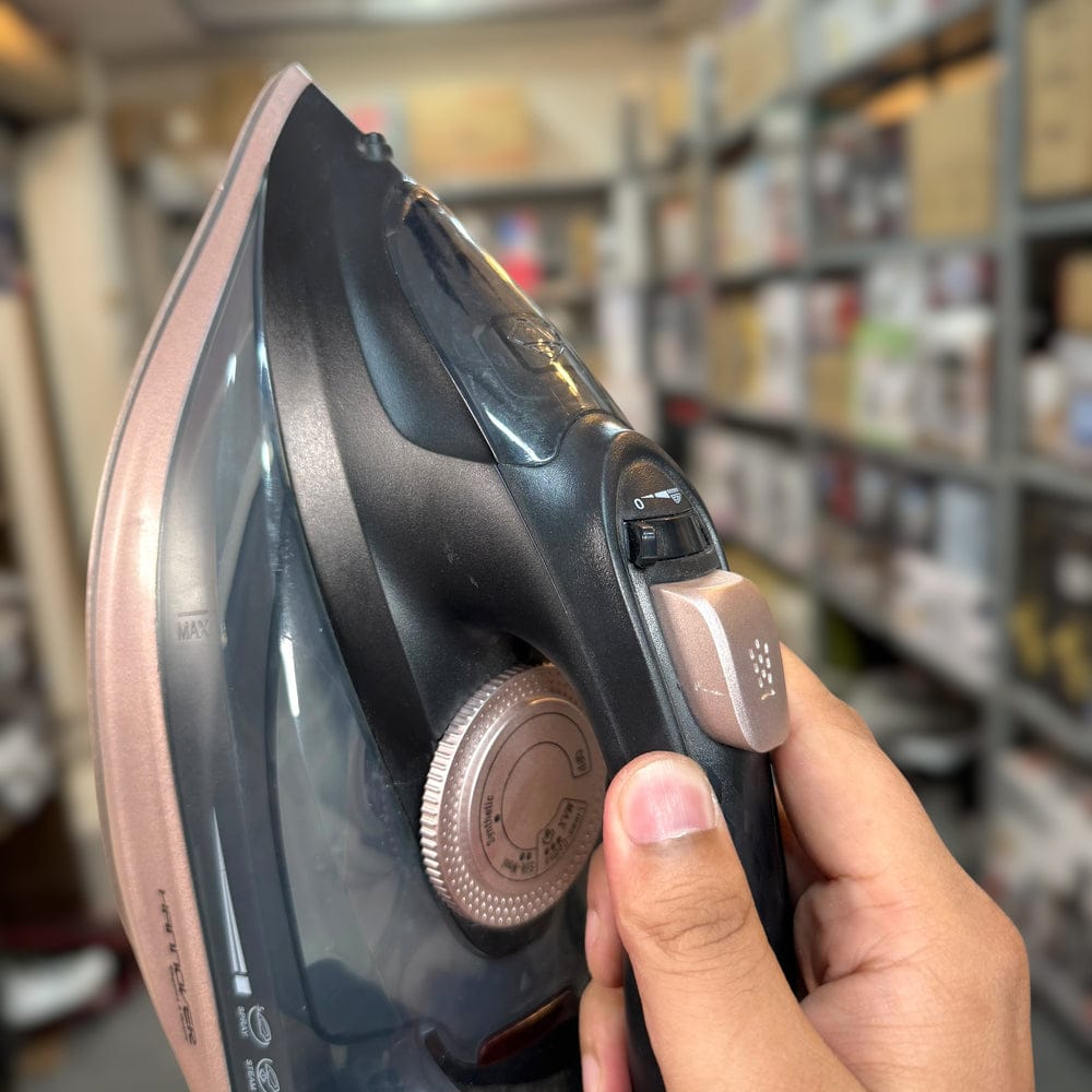 Hannover Steam Iron – 2200W German Lot | Ceramic Soleplate, Vertical &amp; Burst Steam, Self-Cleaning, Adjustable Temperature Control