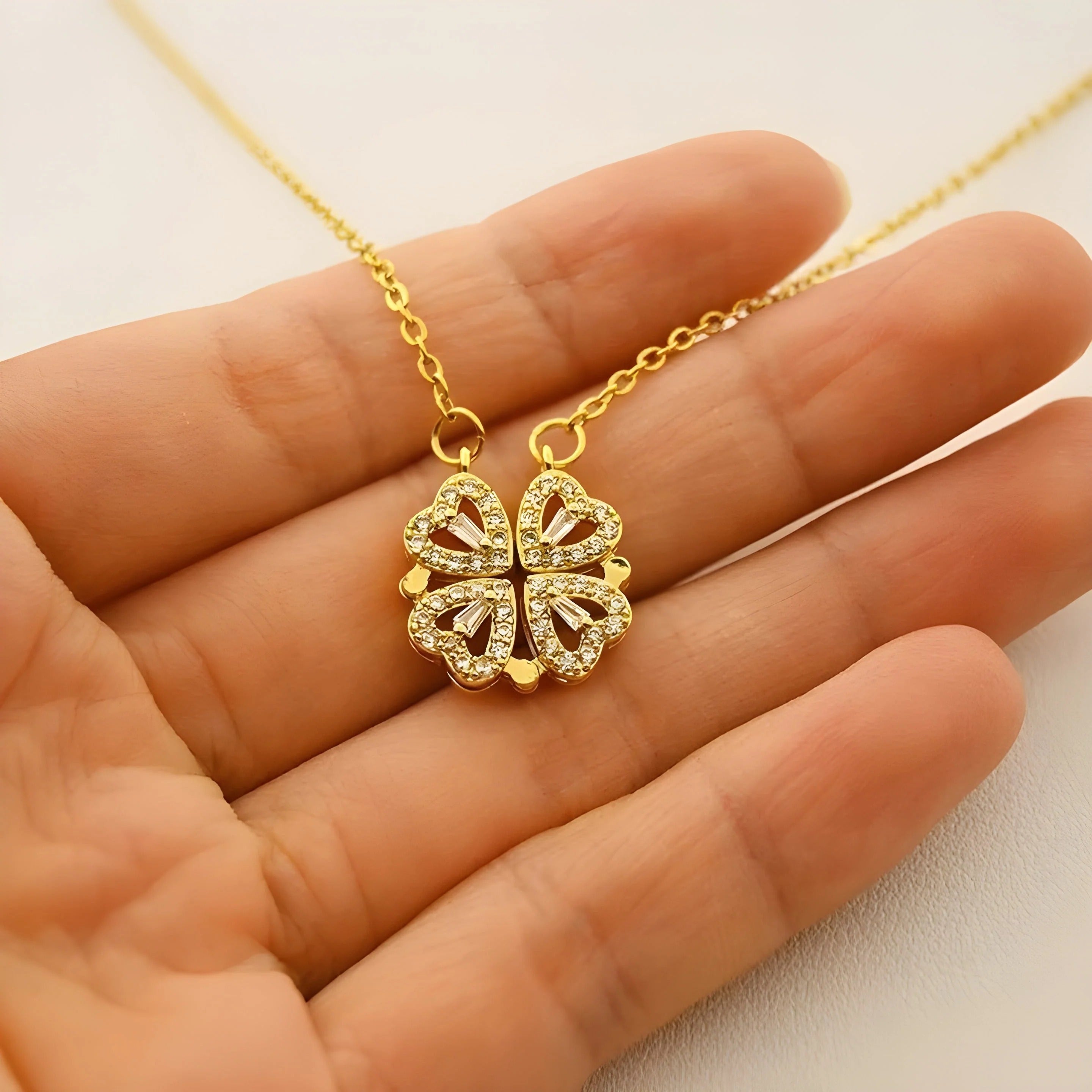 ZGE-923 Korean Magnetic 4 Leaf Clover Pendant Necklace – Elegant 2 Ways Wearable Jewellery for Women