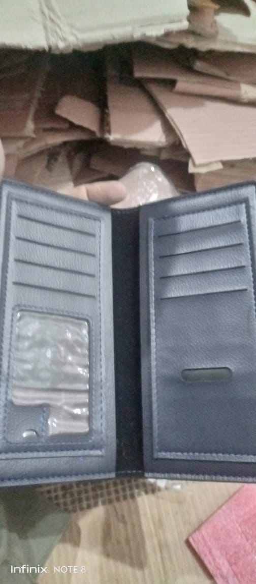 Premium Men’s Long Leather Wallet – Multi-Slot Executive Bifold with Embossed Kangaroo Logo